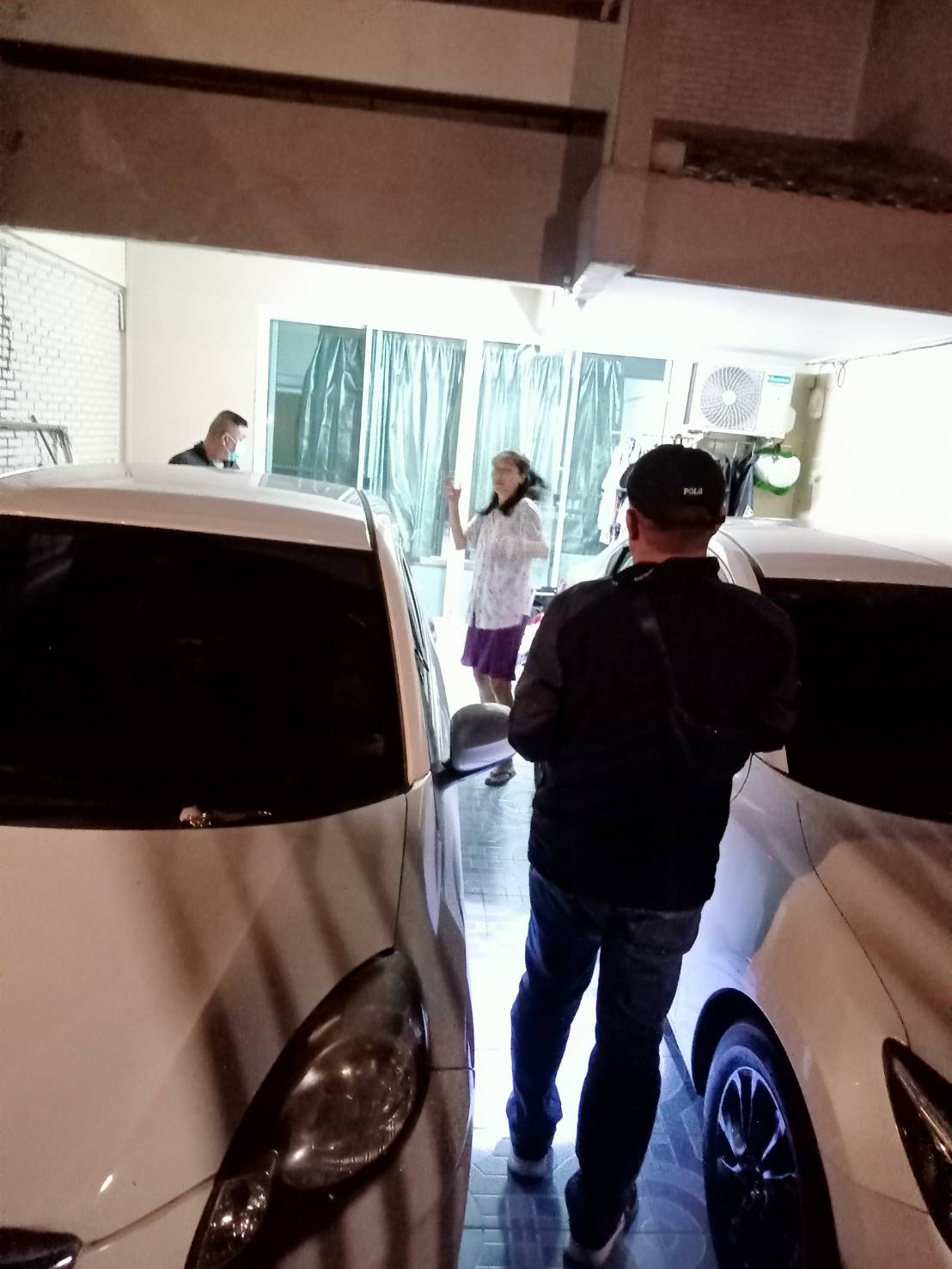 23 ก.พ. 68 เวลา 01.25 น. ฝ่ายสืบสวนได้เข้าระงับเหตุคนร้ายเข้าบ้าน ม.เฟื่องฟ้า ซ.2 จู่โจม ว.10 คนร้ายหลบหนีรั้วบ้านพัง แนะนำไปแจ้งความที่ สน.