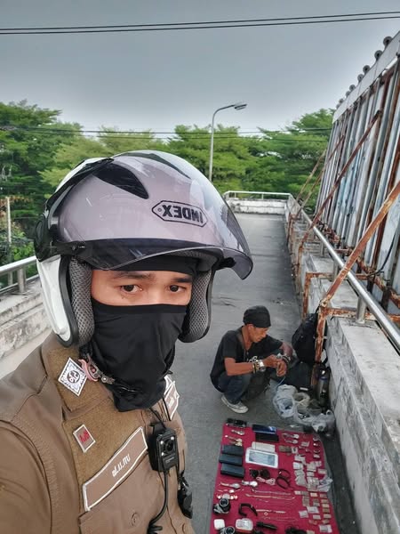 ประชาสัมพันธ์ คนเร่ร่อนและไม่ขายสินค้า บนสะพานลอย ให้ไปอยู่ในที่ปลอดภัย ไม่เป็นอันตราย ไม่กีดขวางทางเดินแก่ผู้สัญจรไปมา