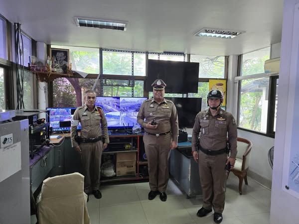 พ.ต.อ.สุพล ค้ำชู รอง ผบก.น.2 (นครบาล 2-2)  อำนวยการจราจรร่วมกับ พ.ต.ต.ธีระ หล้านามวงศ์ สว.จร.สน.บางเขน บริเวณวงเวียนบางเขน ถ.พหลโยธิน สภาพการจราจรรถมาก เคลื่อนตัวได้