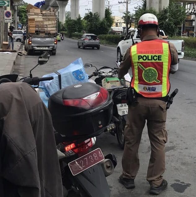 เจ้าหน้าทีตำรวจจราจร สน.บางเขน กวดขันวินัยจราจรรถจอดในเขตห้ามจอด ไม่สวมหมวกนิรภัย หน้าตลาดยิ่งเจริญ