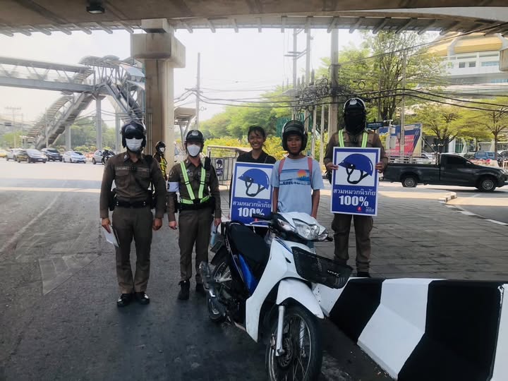 ประชาสัมพันธ์ ผู้ขับขี่ รถ จยย.ให้สวมหมวกนิรภัยทุกครั้ง เมื่อขับขี่ จยย. ตามนโยบายขับขี่ปลอดภัยและประชาสัมพันธ์ให้คนข้ามทางม้าลาย สะพานลอย หรือที่จัดไว้สำหรับคนข้ามตามเท่านั้น