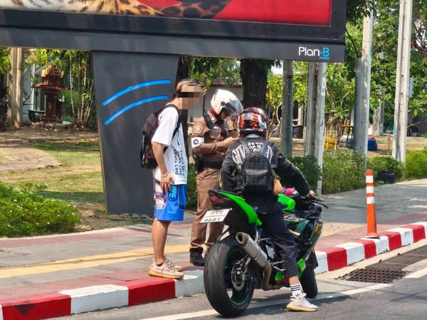 วันนี้ 25 มี.ค. 68 เจ้าหน้าที่ตำรวจจราจรกวดขันวินัยจราจร บริเวณรอบวงเวียนบางเขน ตามมาตรการ “10 รสขม”