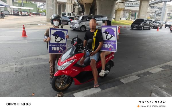 ประชาสัมพันธ์ ผู้ขับขี่ รถ จยย.ให้สวมหมวกนิรภัยทุกครั้ง เมื่อขับขี่ จยย. ตามนโยบายขับขี่ปลอดภัยและประชาสัมพันธ์ให้คนข้ามทางม้าลาย สะพานลอย หรือที่จัดไว้สำหรับคนข้ามตามเท่านั้น บริเวณแยกวงเวียนบางเขน ถนนพหลโยธิน เเขวงอนุสาวรีย์ เขตบางเขน กรุงเทพ ฯ