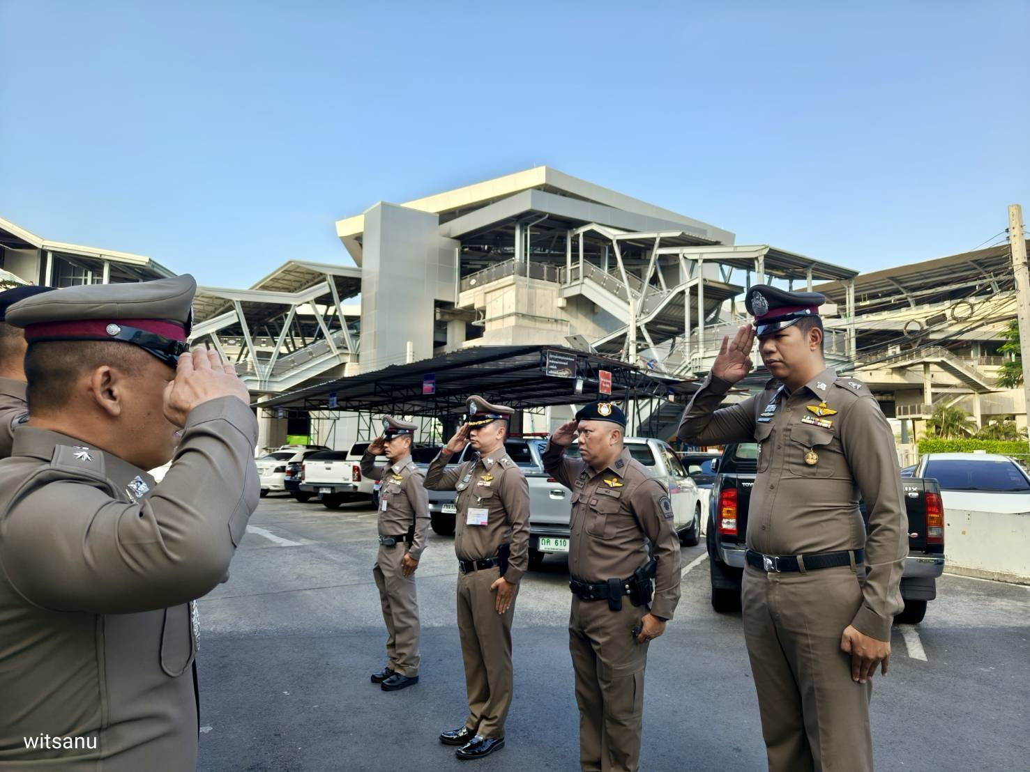 ข้าราชการตำรวจสน.บางเขนทุกฝ่าย ร่วมเข้าแถวเคารพธงชาติบริเวณหน้าสน.บางเขนประจำสัปดาห์