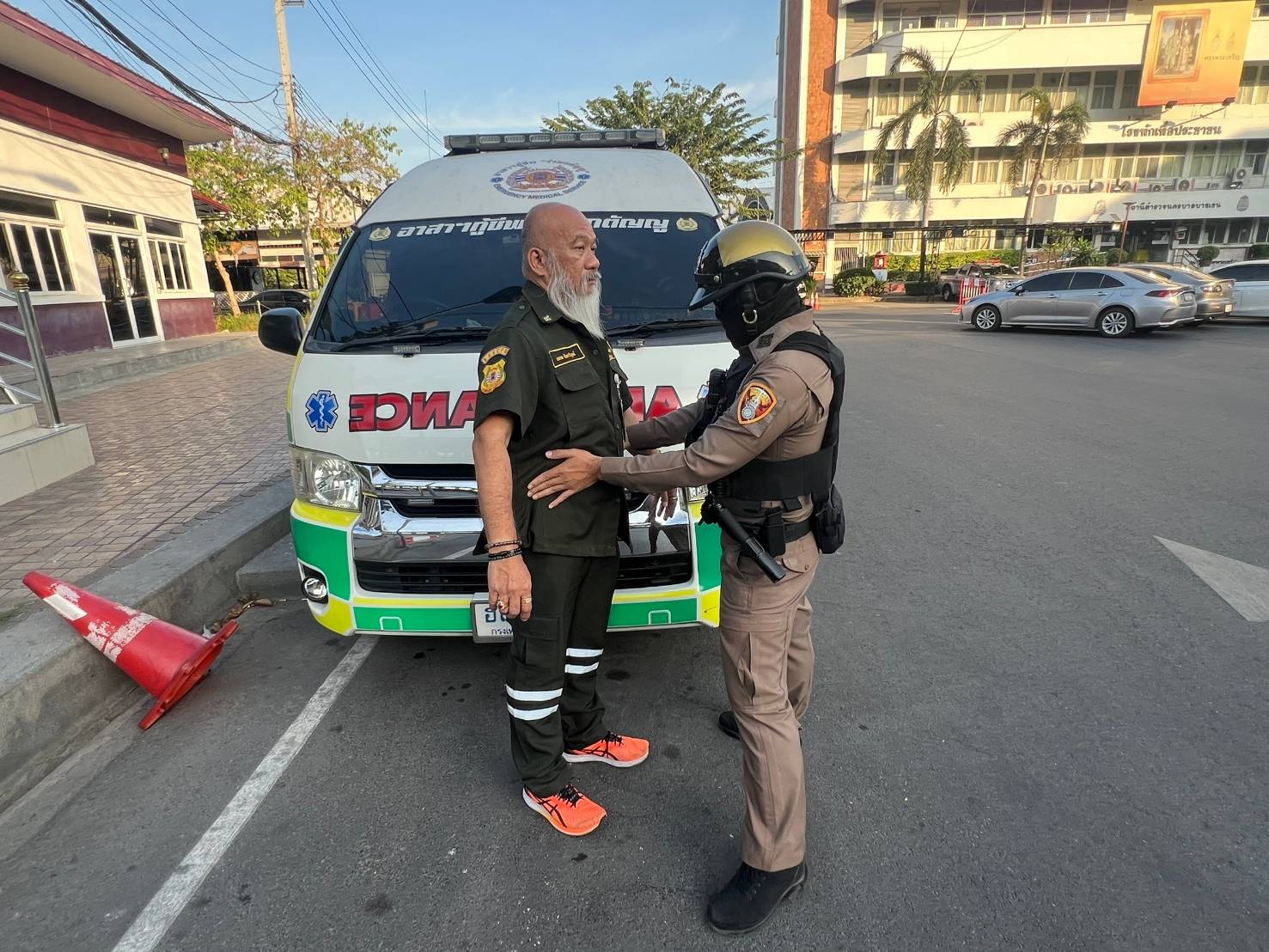 สายตรวจ ตรวจสอบ อาสากู้ภัย บริเวณลานจอดรถ หน้า สน.บางเขน แขวงอนุสาวรีย์ เขตบางเขน กทม. ชี่อมุลนิธิอาสาป๋อเตกตึ๊ง