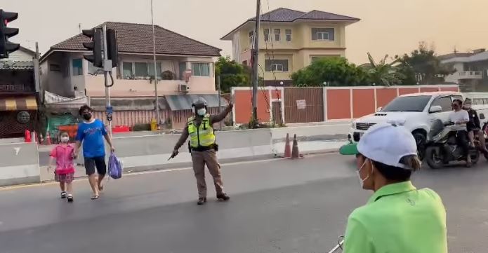 ดำเนินการประชาสัมพันธ์ ไม่จอดรถขวางทางม้าลาย หยุดให้คนข้ามทางม้าลาย ปฏิบัติตามกฎวินัยจราจร ลดอุบัติเหตุ ลดการสูญเสีย