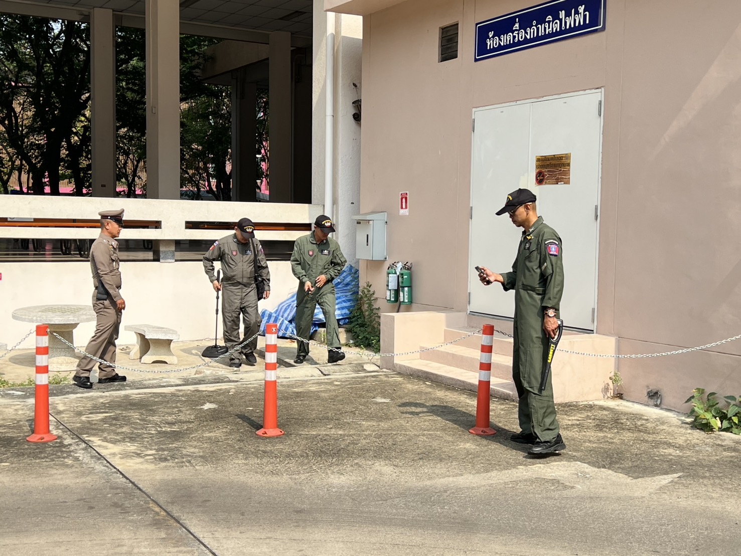 ตรวจพื้นที่ ณ ที่ประทับ และโดยรอบโรงพยาบาลสัตว์มหาวิทยาลัยเกษตรศาสตร์ เขตจตุจักร บางเขน กรุงเทพฯไม่พบวัตถุต้องสงสัย แต่อย่างใด พร้อมรับมอบพื้นที่