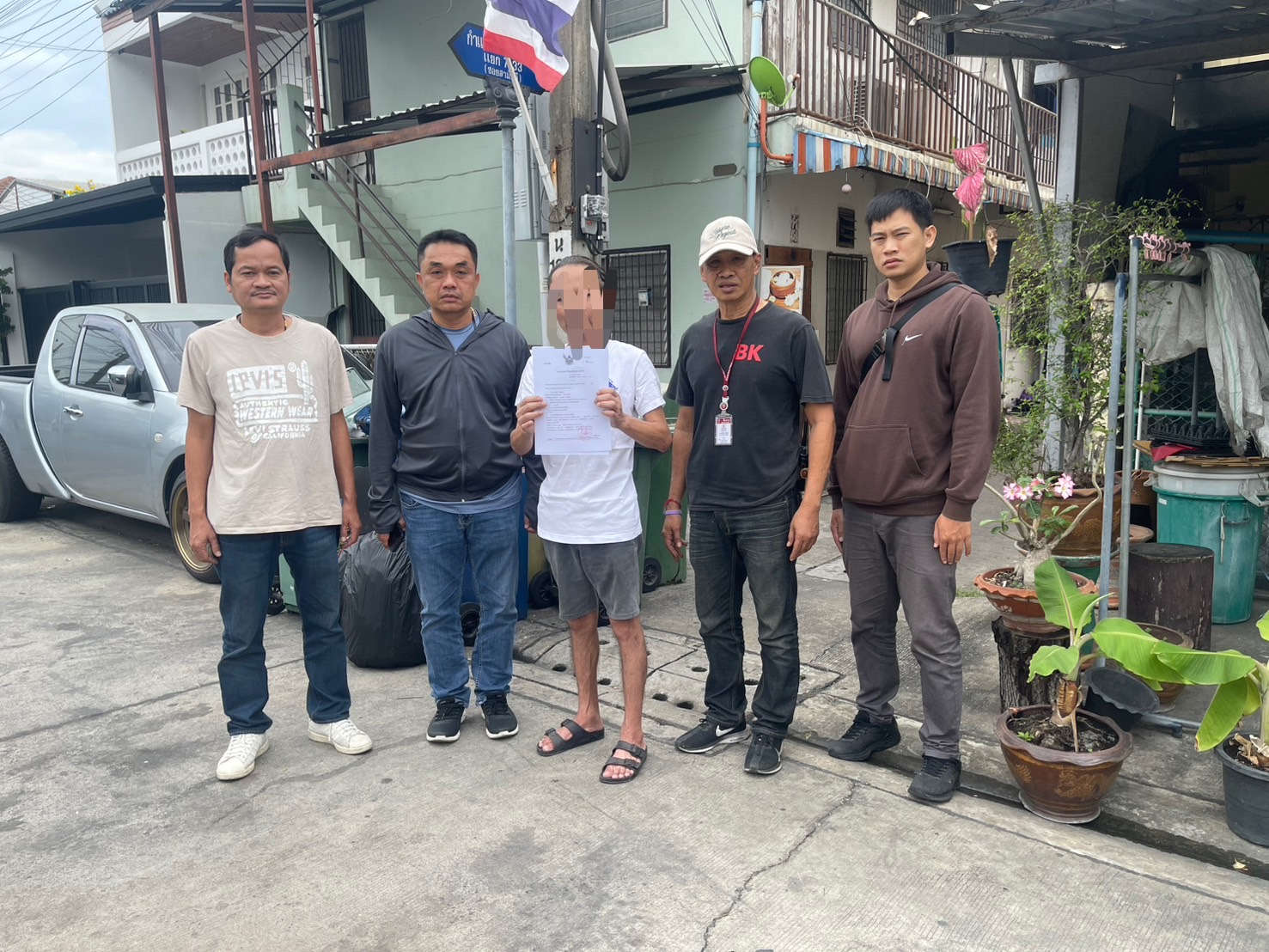 เจ้าหน้าที่ตำรวจชุดสืบสวน สน.บางเขน นำโดย พ.ต.ท.พรชัย ว่องประเสริฐการ สว.สส.ฯ , พ.ต.ต.ยุรนันท์ เพชรมณี สว.สส.ฯ , ร.ต.อ.สุรัตน์ บุญรักษ์ รอง สว.สส.ฯ , ร.ต.ท.สุรพล ทิมพู รอง สว.สส.ฯ พร้อมกำลังฝ่ายสืบสวน สน.บางเขน ร่วมกันจับกุมผู้ต้องหาตามหมายจับฯ