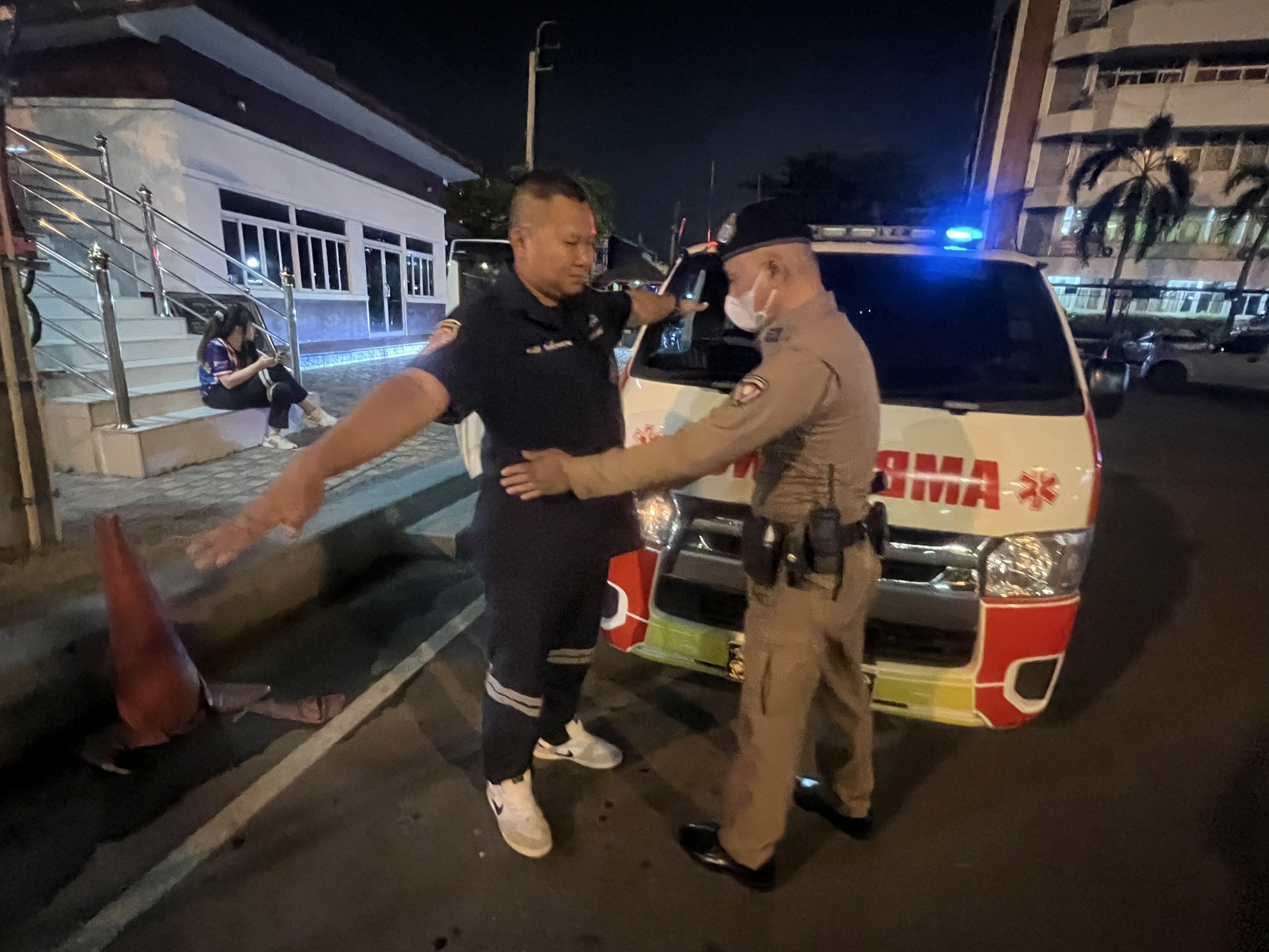 สายตรวจ ตรวจสอบ อาสากู้ภัย บริเวณลานจอดรถ หน้า สน.บางเขน แขวงอนุสาวรีย์ เขตบางเขน กทม.
