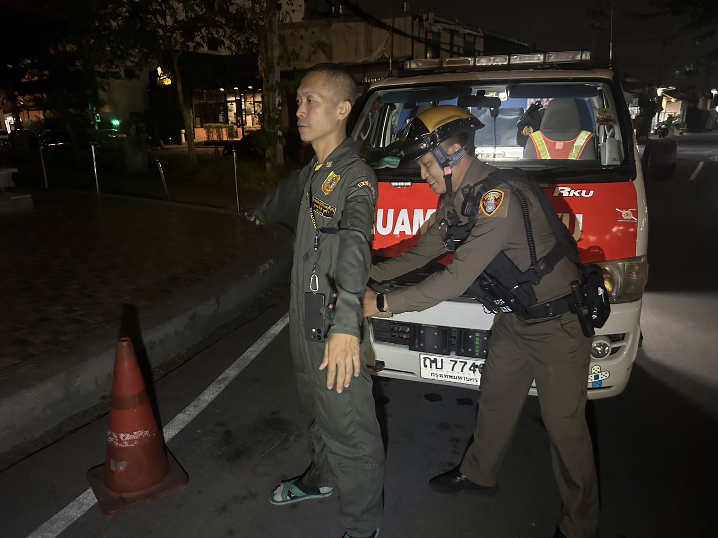 สายตรวจ ตรวจสอบ อาสากู้ภัย บริเวณลานจอดรถ หน้า สน.บางเขน แขวงอนุสาวรีย์ เขตบางเขน กทม.