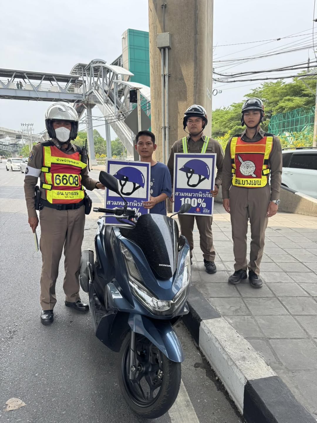 สน.บางเขนประชาสัมพันธ์ ผู้ขับขี่ รถ จยย.ให้สวมหมวกนิรภัยทุกครั้ง