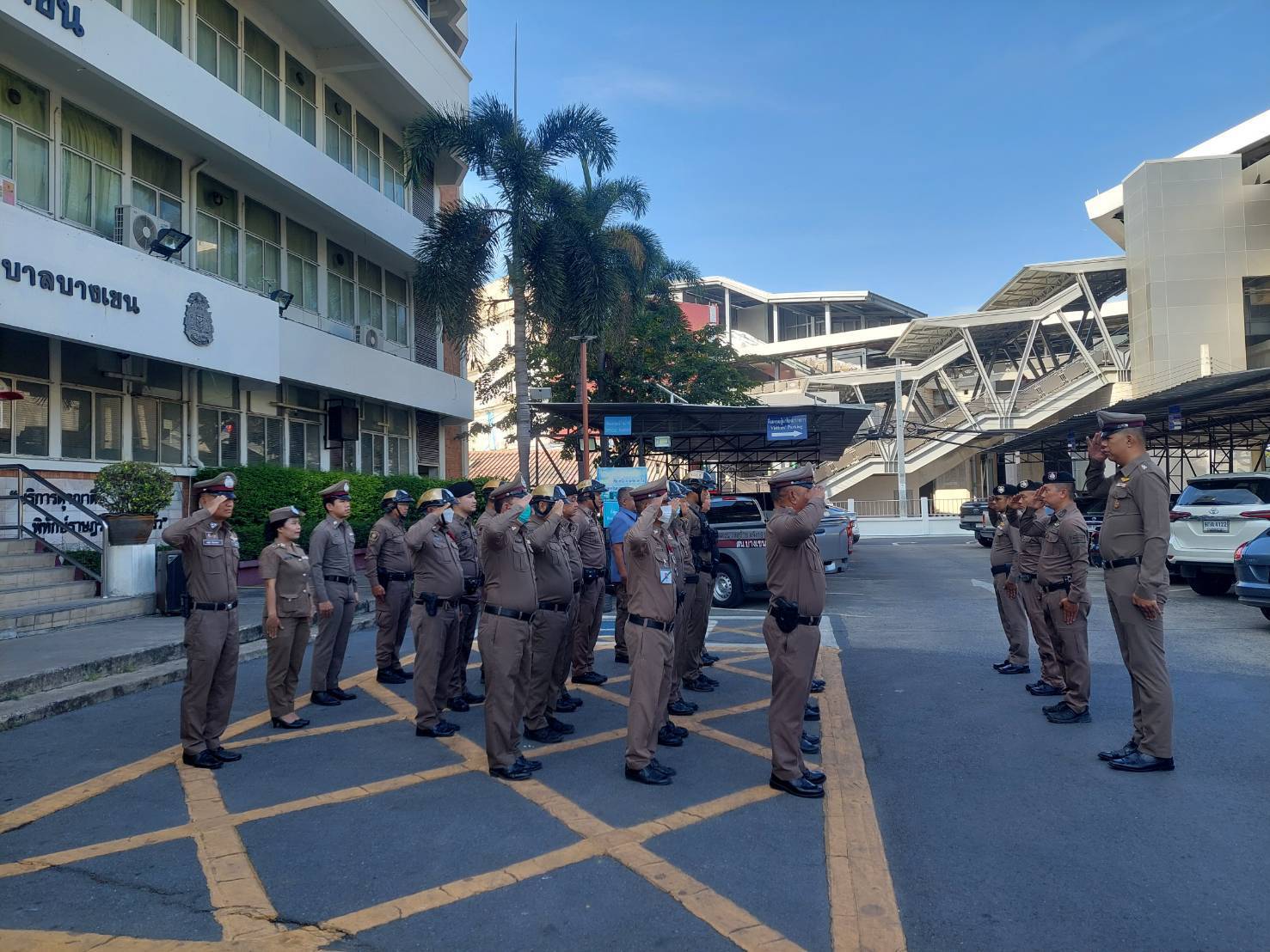 ผกก.สน.บางเขน พ.ต.ท.สรรพิชญ์ ศิริสุนทร รอง ผกก.สน.บางเขน และ บางเขน 2-2 พร้อมด้วยข้าราชการตำรวจสน.บางเขนทุกฝ่าย ร่วมเข้าแถวเคารพธงชาติบริเวณหน้าสน.บางเขนประจำสัปดาห์ และรับฟัง ข้อสั่งการจากผู้บังคับบัญชา และแนวทาง การปฏิบัติหน้าที่ภารกิจรับเสด็จ เพื่อการปฏิบัติหน้าที่ราชการต่อไป