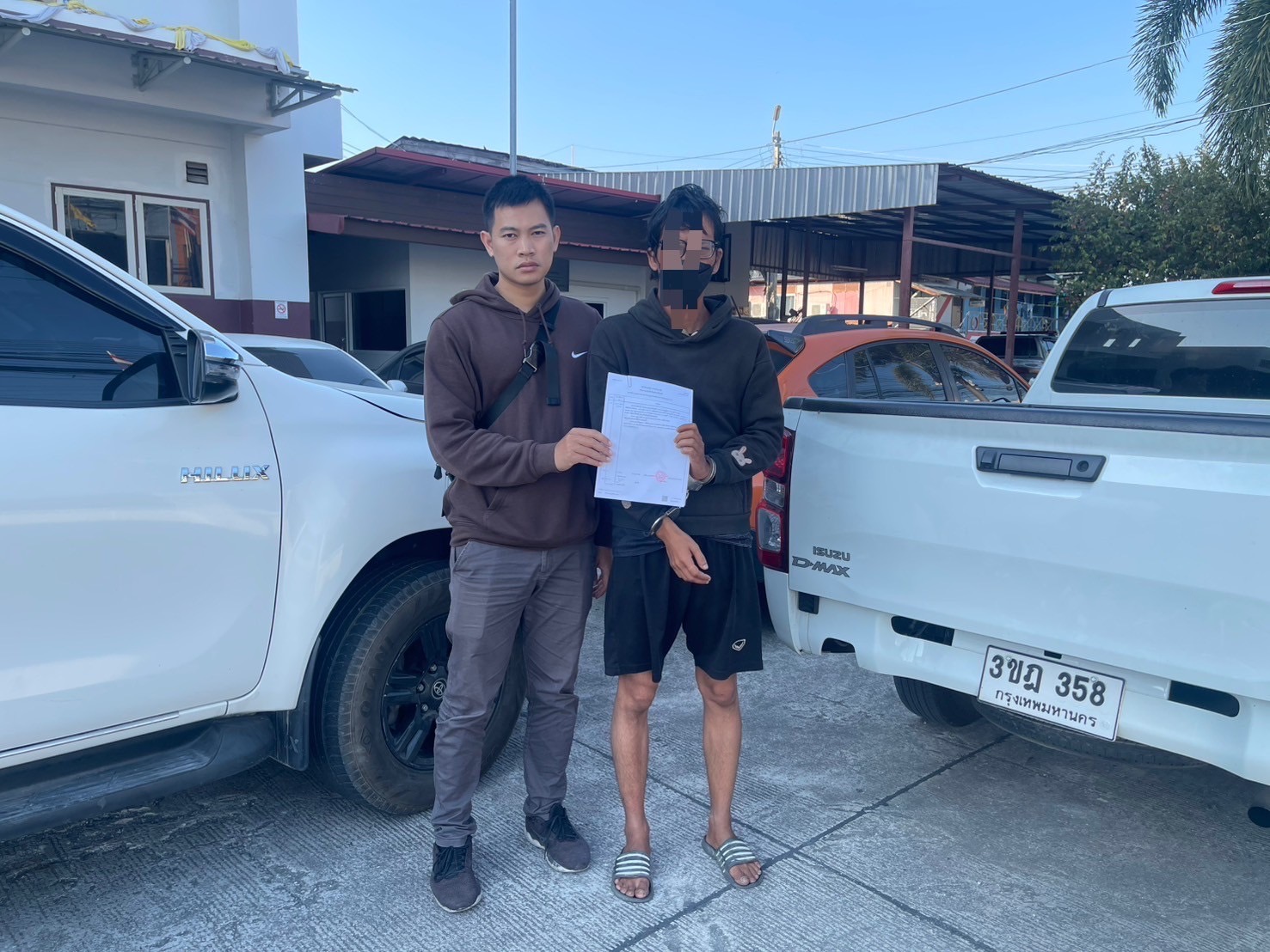 รับแจ้งจากสายลับว่าผู้ต้องหาตามหมายจับฯได้หลบหนีมาพักอาศัยอยู่บริเวณสถานที่จับกุม จึงได้แสดงตัวและขอตรวจสอบบัตรประชาชนของผู้ต้องหาปรากฏว่าเป็นบุคคลเดียวกันตามหมายจับ