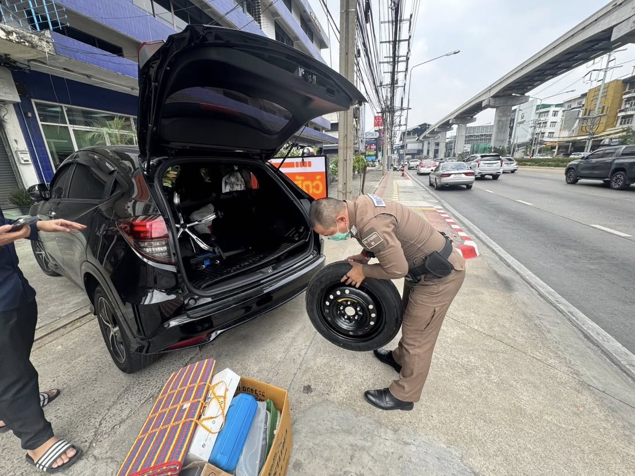 สว.จร.สน.บางเขน ให้การช่วยเหลือรถนั่งส่วนบุคคล บริเวณถนนรามอินทรา กม.4