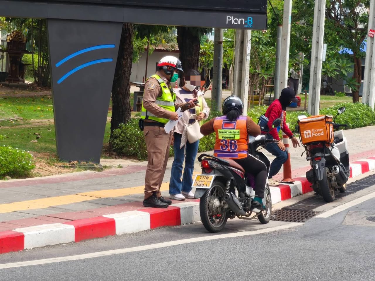 เจ้าหน้าที่ตำรวจจราจรกวดขันวินัยจราจร บริเวณรอบวงเวียนบางเขน ตามมาตรการ “10 รสขม”