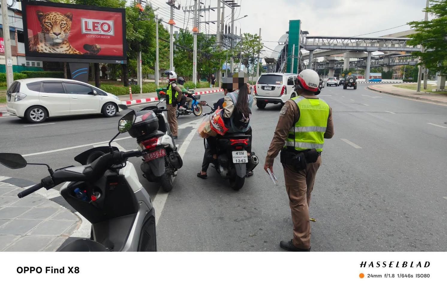 เจ้าหน้าที่ตำรวจจราจรกวดขันวินัยจราจร บริเวณรอบวงเวียนบางเขน ตามมาตรการ “10 รสขม”